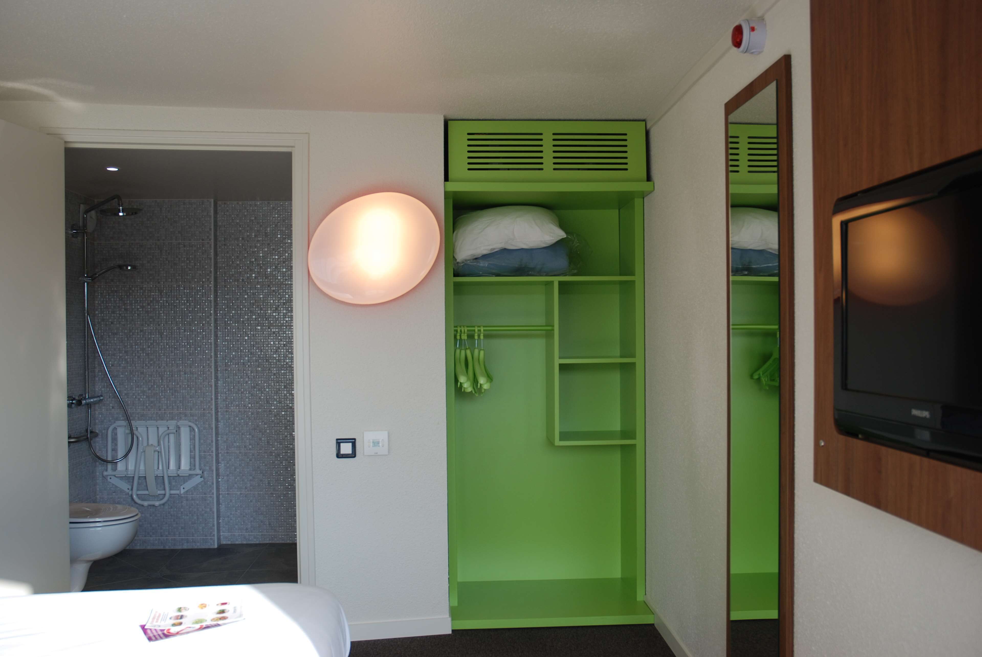 desk, soundproofing, free wifi, bed sheets