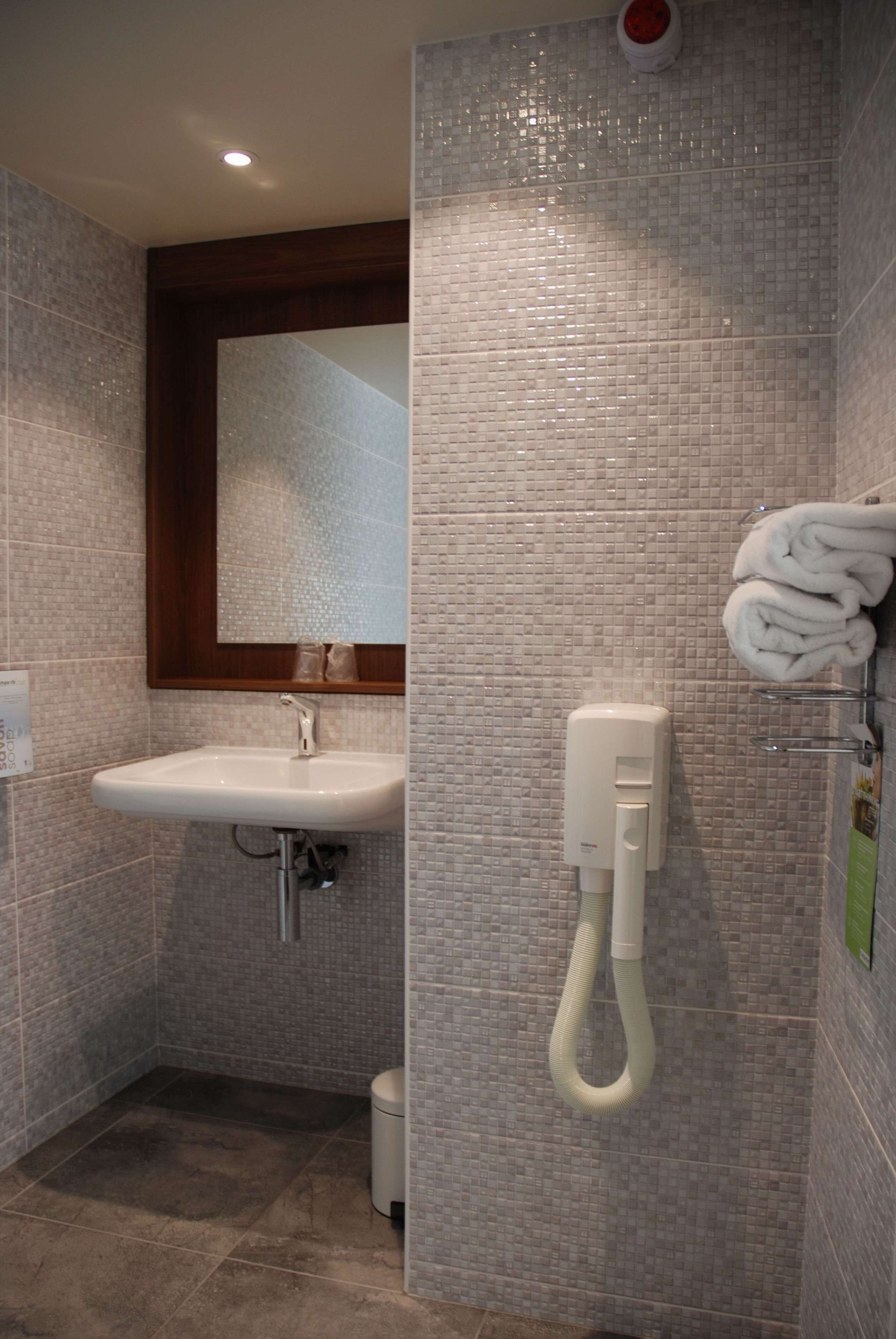 combined shower/bathtub, eco-friendly toiletries, hair dryer, towels