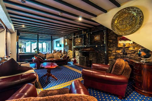 2 bars/lounges