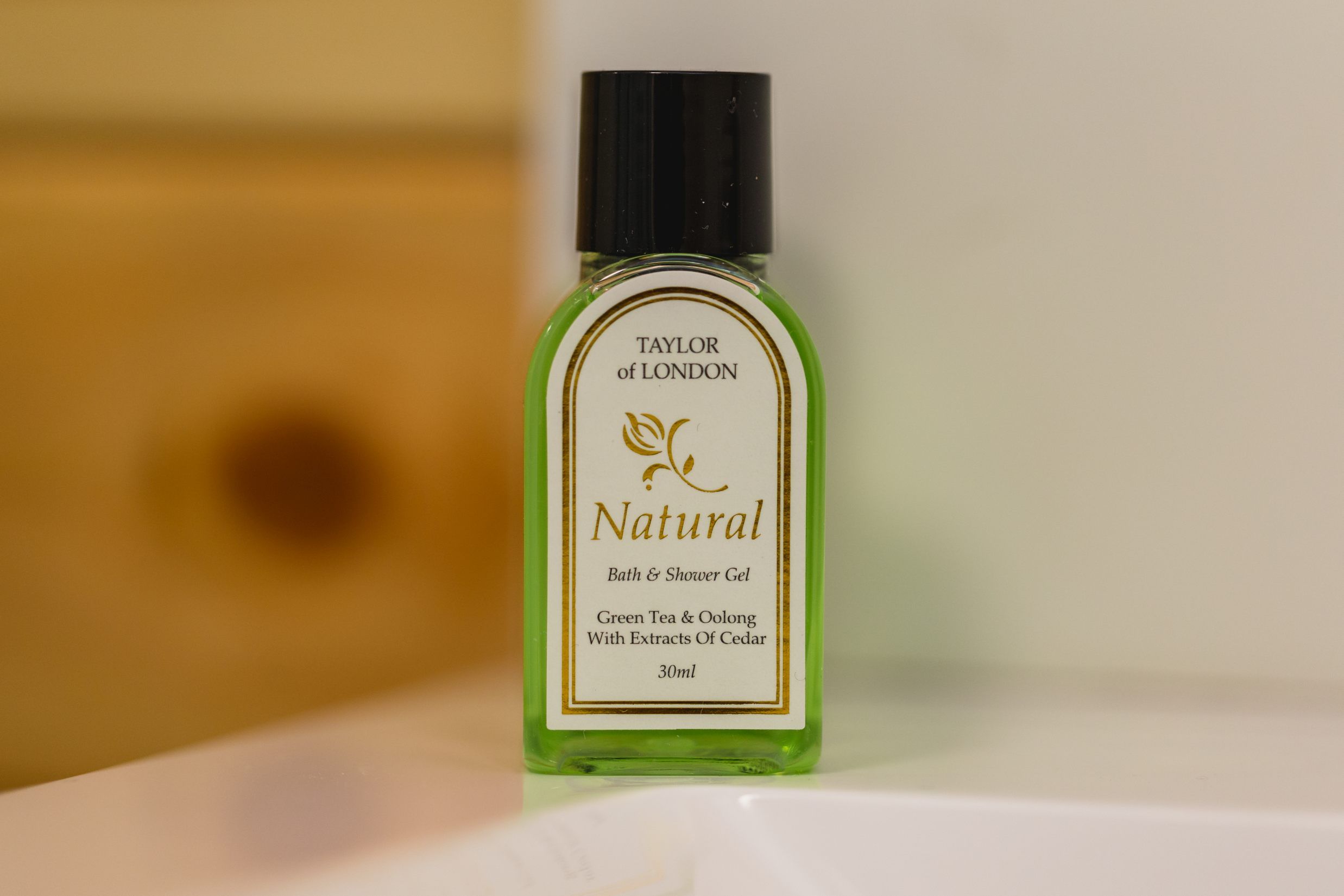 Una botella de gel de ducha y baño Natural de Taylor of London.