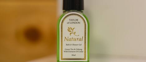 Una botella de gel de ducha y baño Natural de Taylor of London.