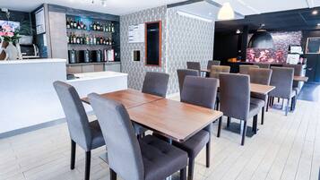 Tägliches kontinentales Frühstück (10.5 EUR pro Person)