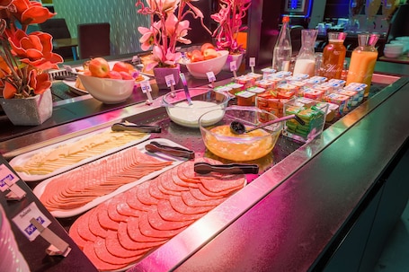 Daily continental breakfast (EUR 10.5 per person)