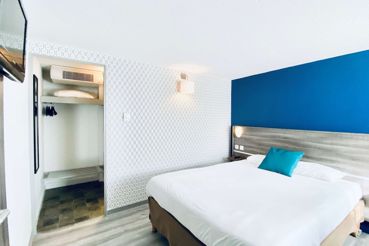 Escritorio, cortinas blackout, wifi gratis y ropa de cama
