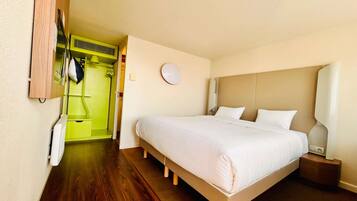 Literie de qualité supérieure, bureau, rideaux occultants