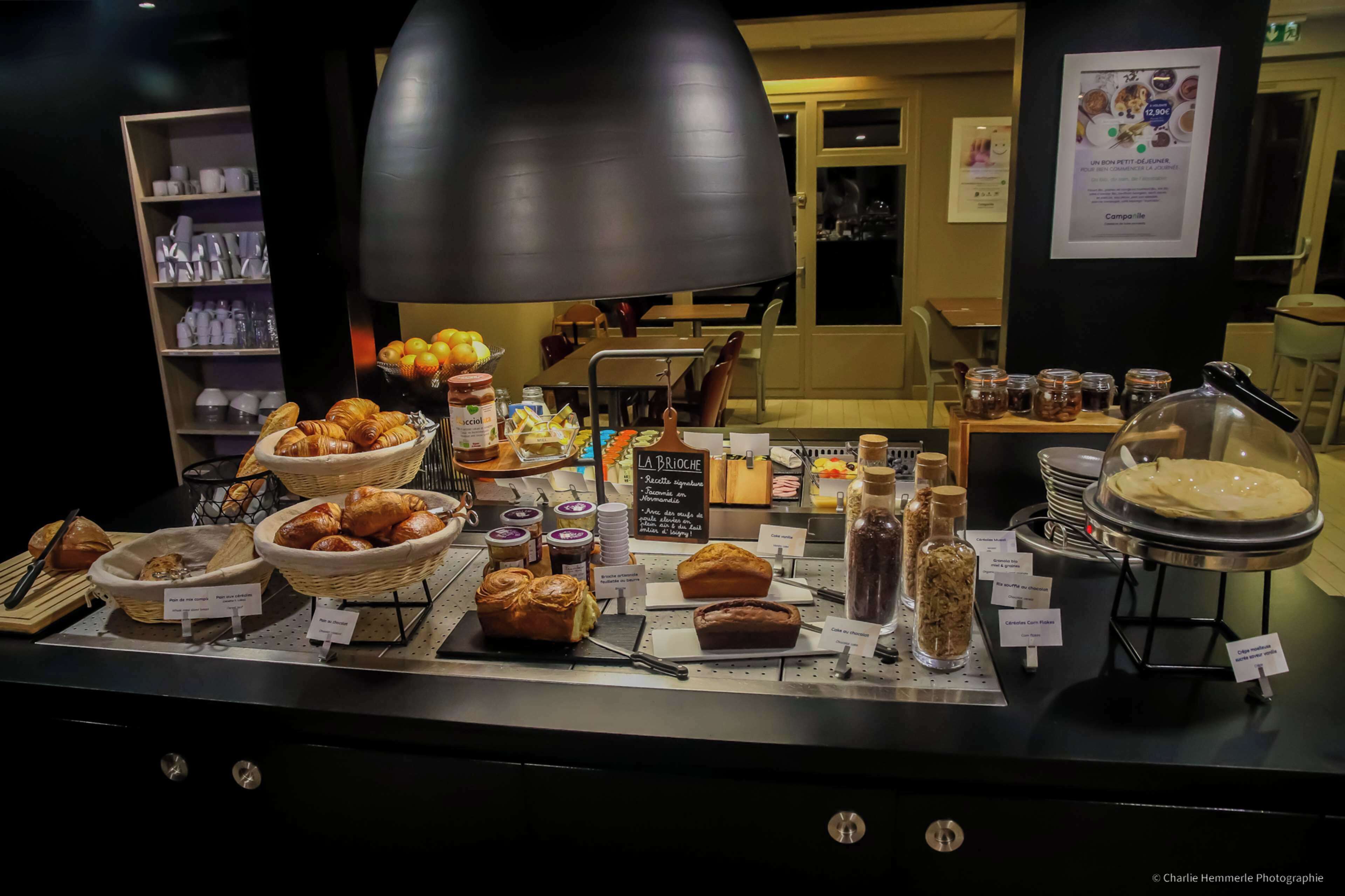 Une vitrine de boulangerie présentant divers produits de boulangerie et des condiments.