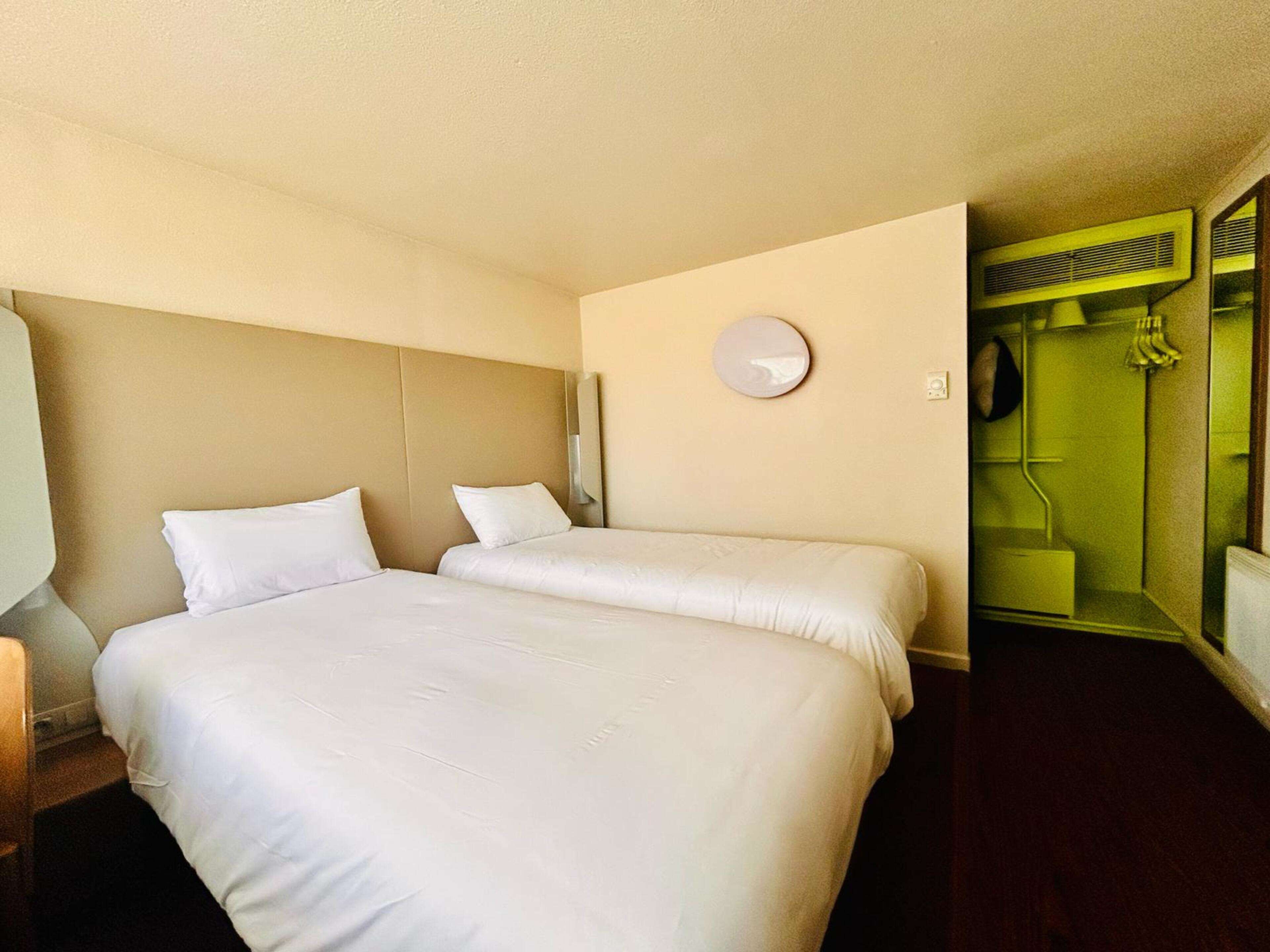 Ropa de cama de alta calidad, escritorio y cortinas blackout 