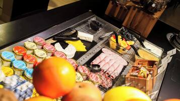 Een buffet met diverse gerechten en bijbehorende sauzen.