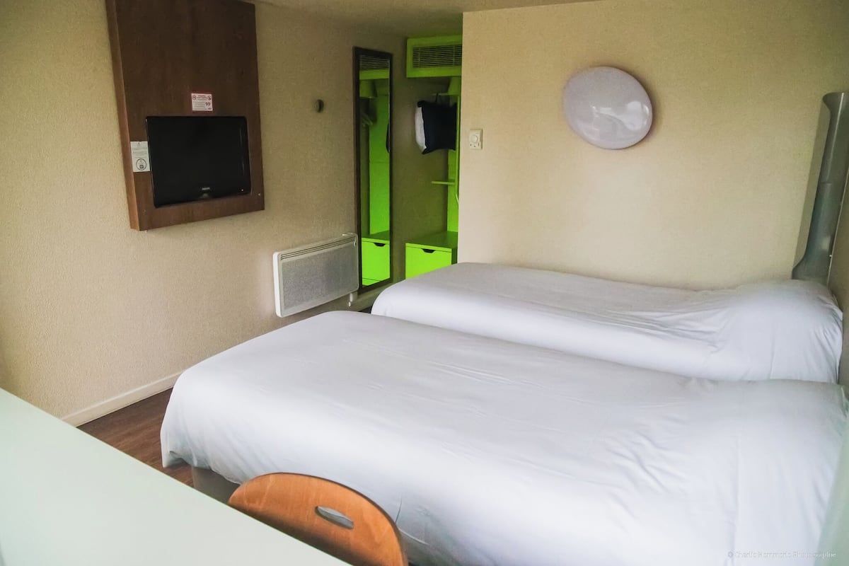 Standard Room, 2 Single Beds | Premium bedding, desk, blackout curtains, soundproofing