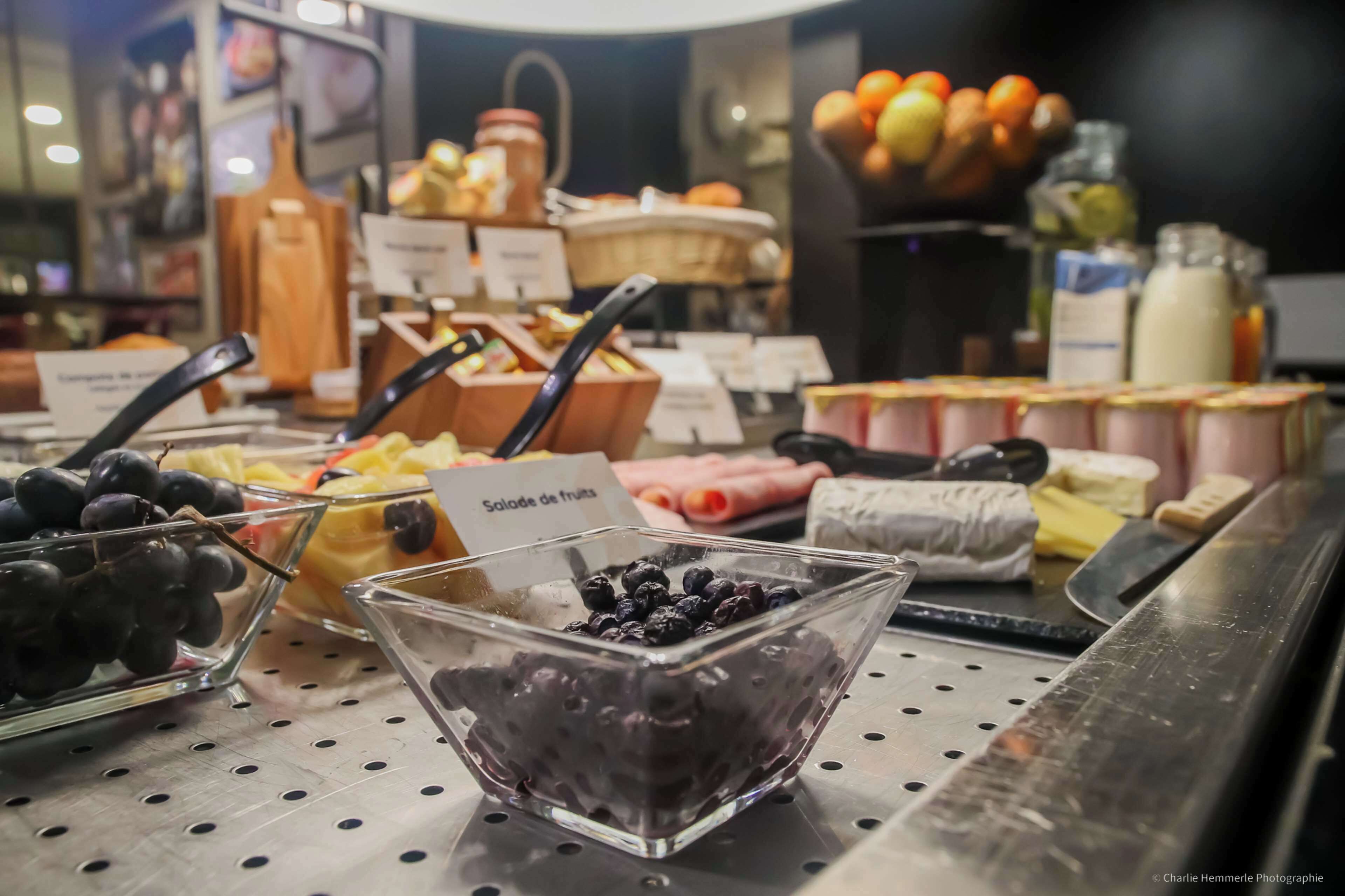 Un bufé de desayuno con diversas frutas y productos lácteos.