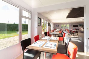 Breakfast, lunch and dinner served - Kyriad Issoudun (Issoudun)