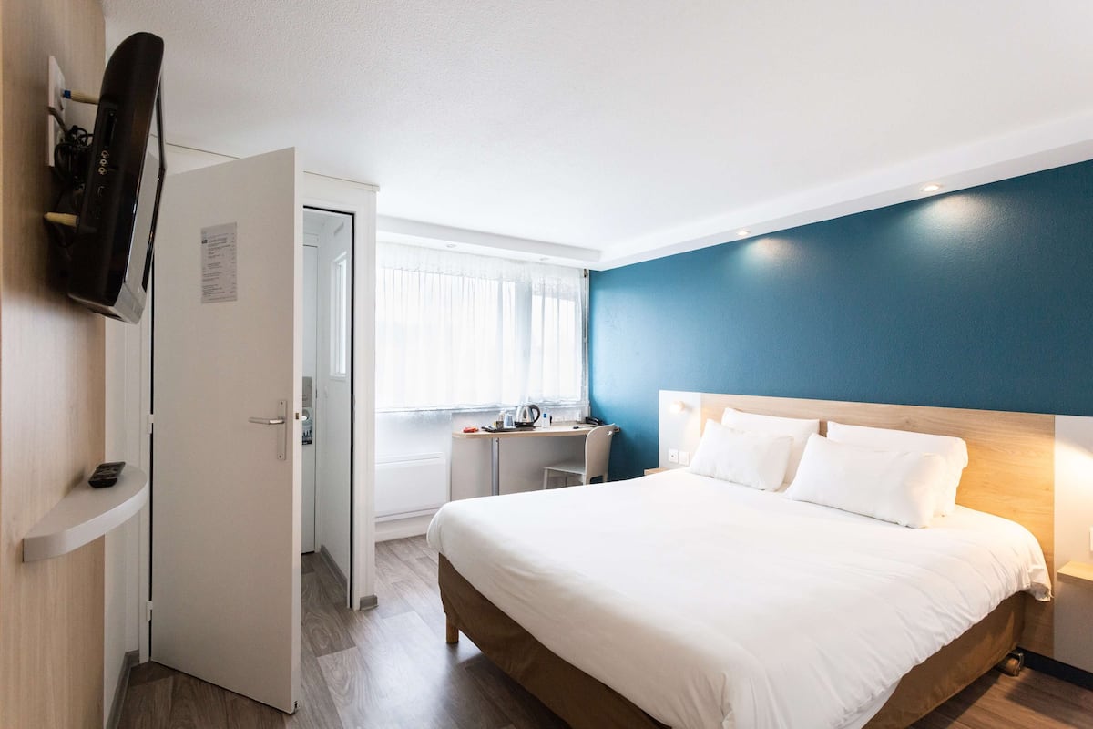 Standard Room, 1 Katil Kelamin (Double) | Peralatan tempat tidur premium, meja, ruang kerja komputer riba 