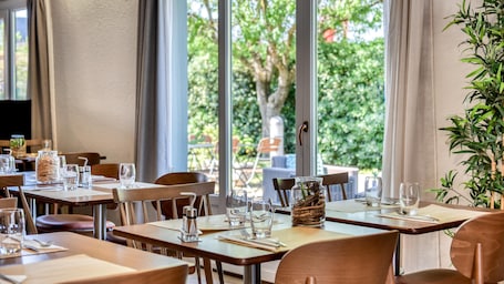 Breakfast, lunch and dinner served . Campanile NATURE - Epône