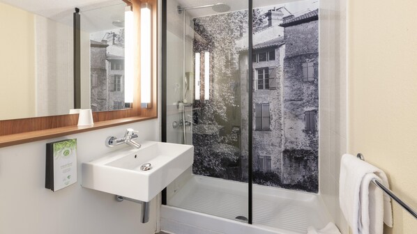 Articles de toilette écologiques, sèche-cheveux, serviettes fournies