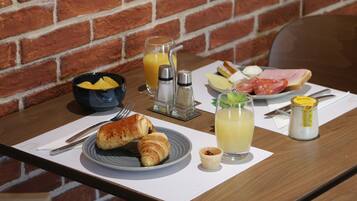 Sarapan ala kontinental setiap hari (EUR 13.9 per orang)