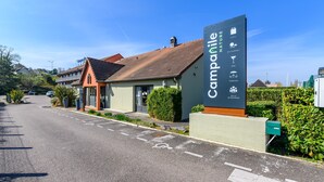 A hotel sign with amenities including a hotel, restaurant, bar, terrace, and meeting room. - Campanile NATURE - Epône (Epone)
