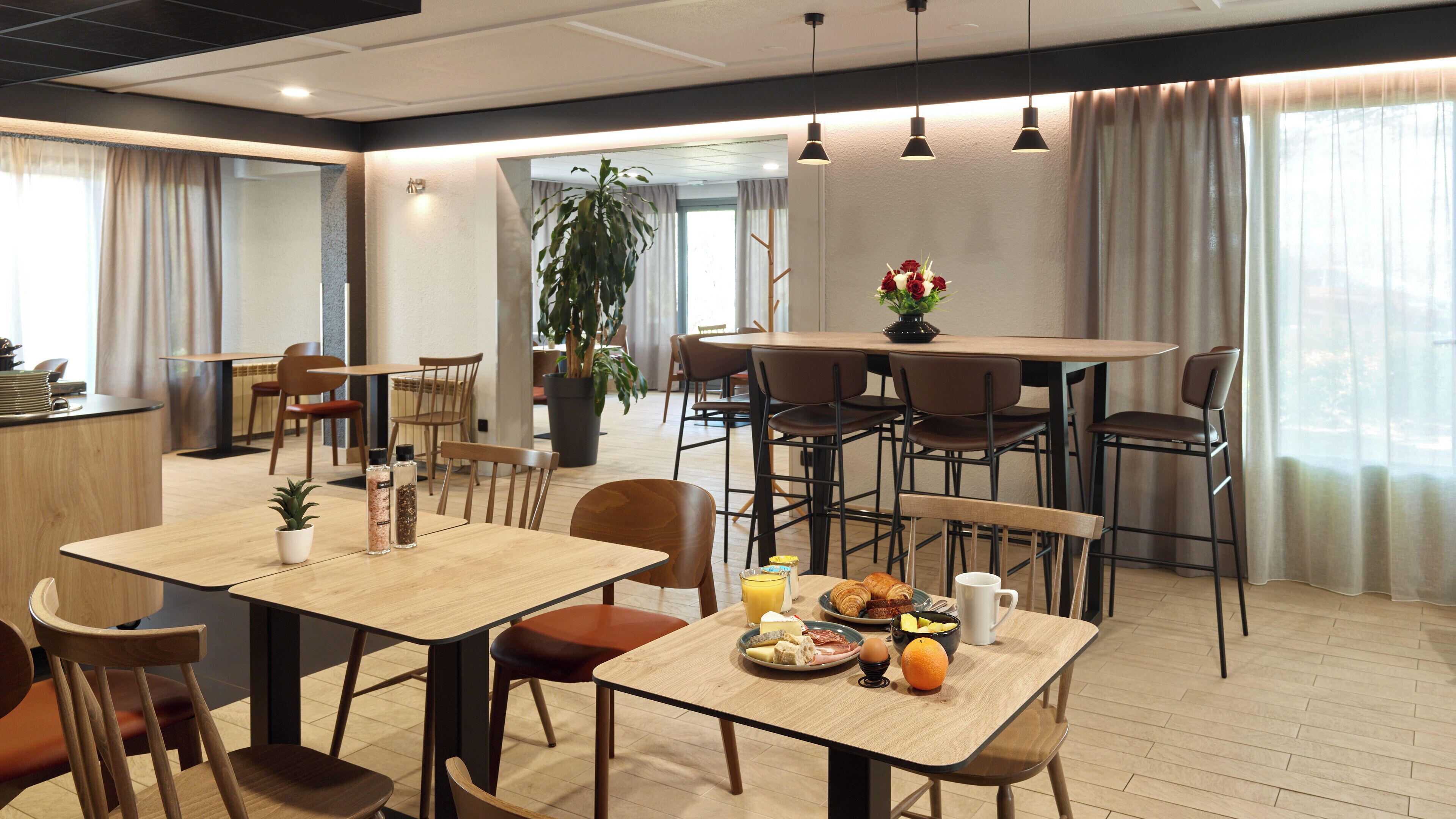 Breakfast, lunch, dinner served; French cuisine 