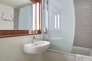 Standard Double Room | Bathroom