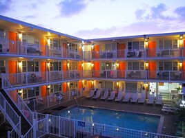 室外游泳池，日光浴躺椅