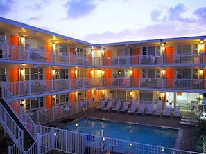 Piscine extérieure, chaises longues