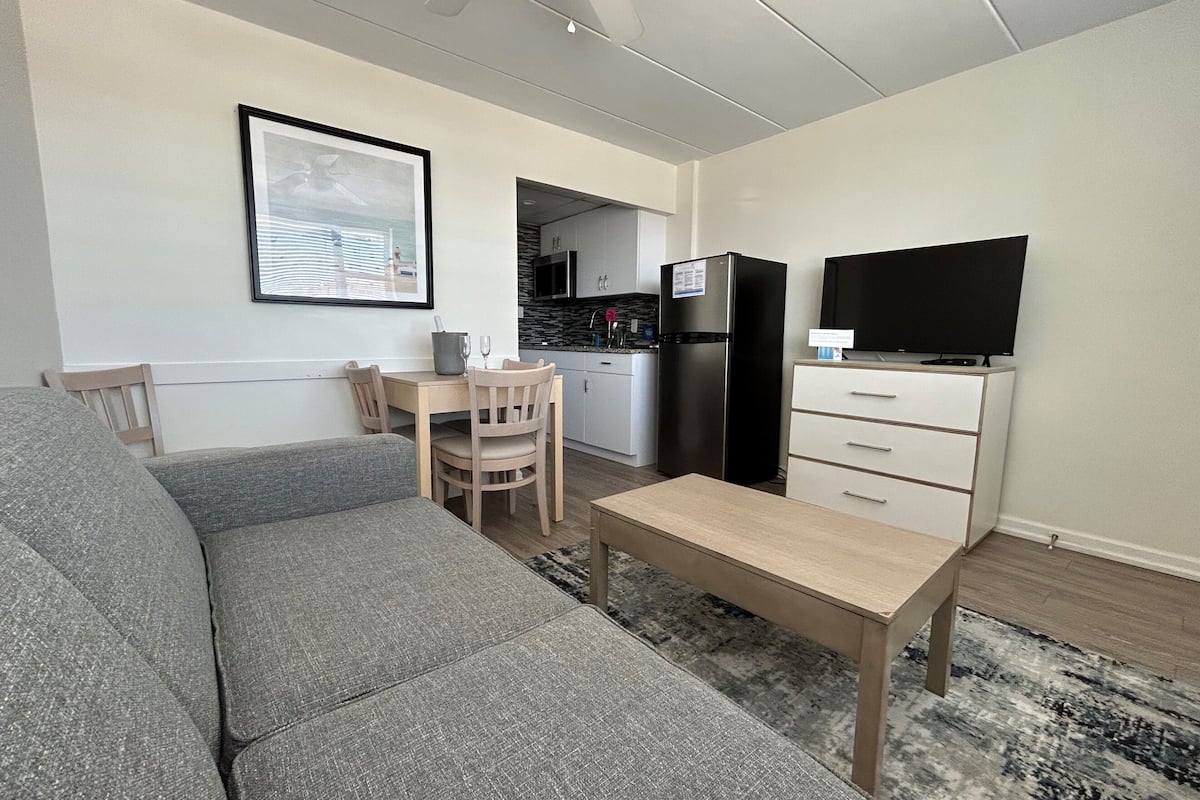 deluxe suite | 1 bedroom, premium bedding, pillow-top beds, individually decorated