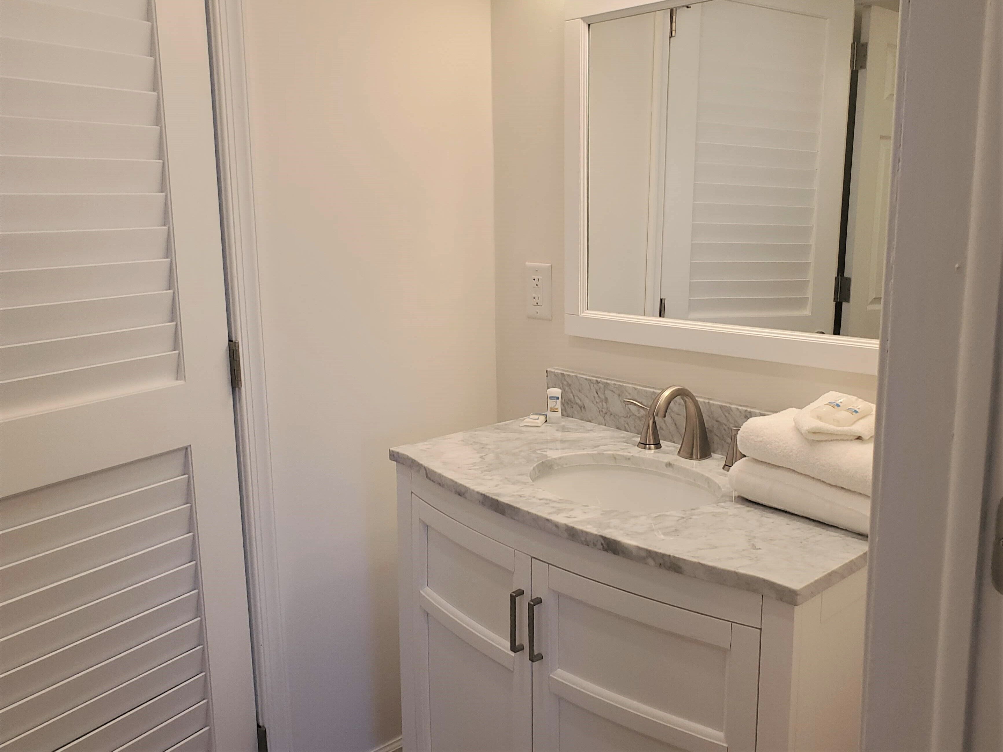 family suite | bathroom | shower, free toiletries, hair dryer, towels