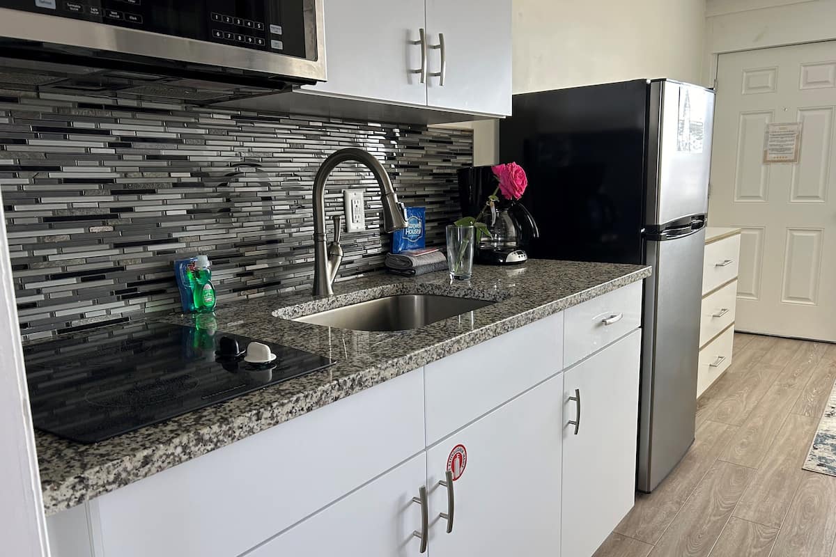 deluxe suite | private kitchen | microwave, stovetop, coffee/tea maker, toaster