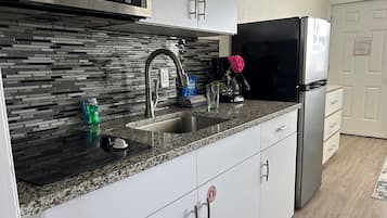 Suíte luxo | Cozinha privada | Micro-ondas, cooktop, cafeteira/chaleira, torradeira