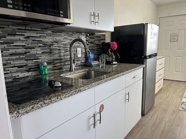 Deluxe suite | Privékeuken | Een magnetron, een kookplaat, een koffiezetapparaat/waterkoker