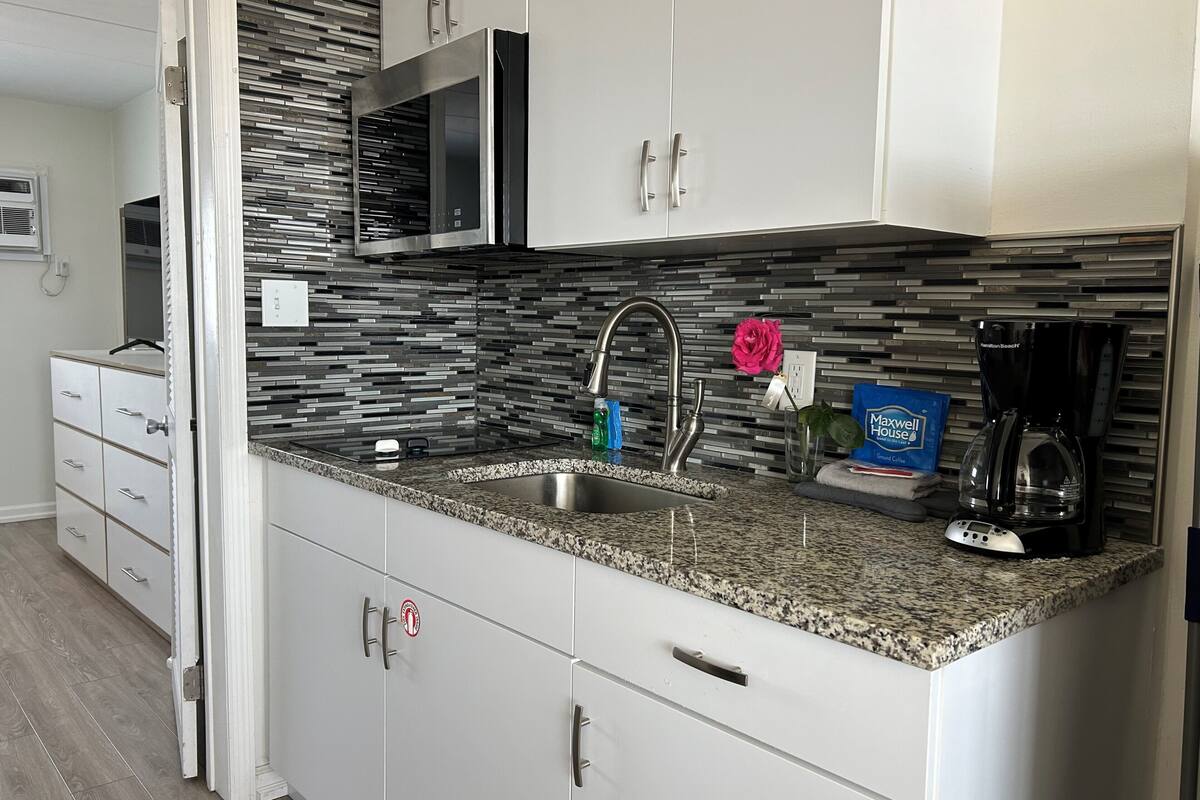 deluxe suite | private kitchen | microwave, stovetop, coffee/tea maker, toaster