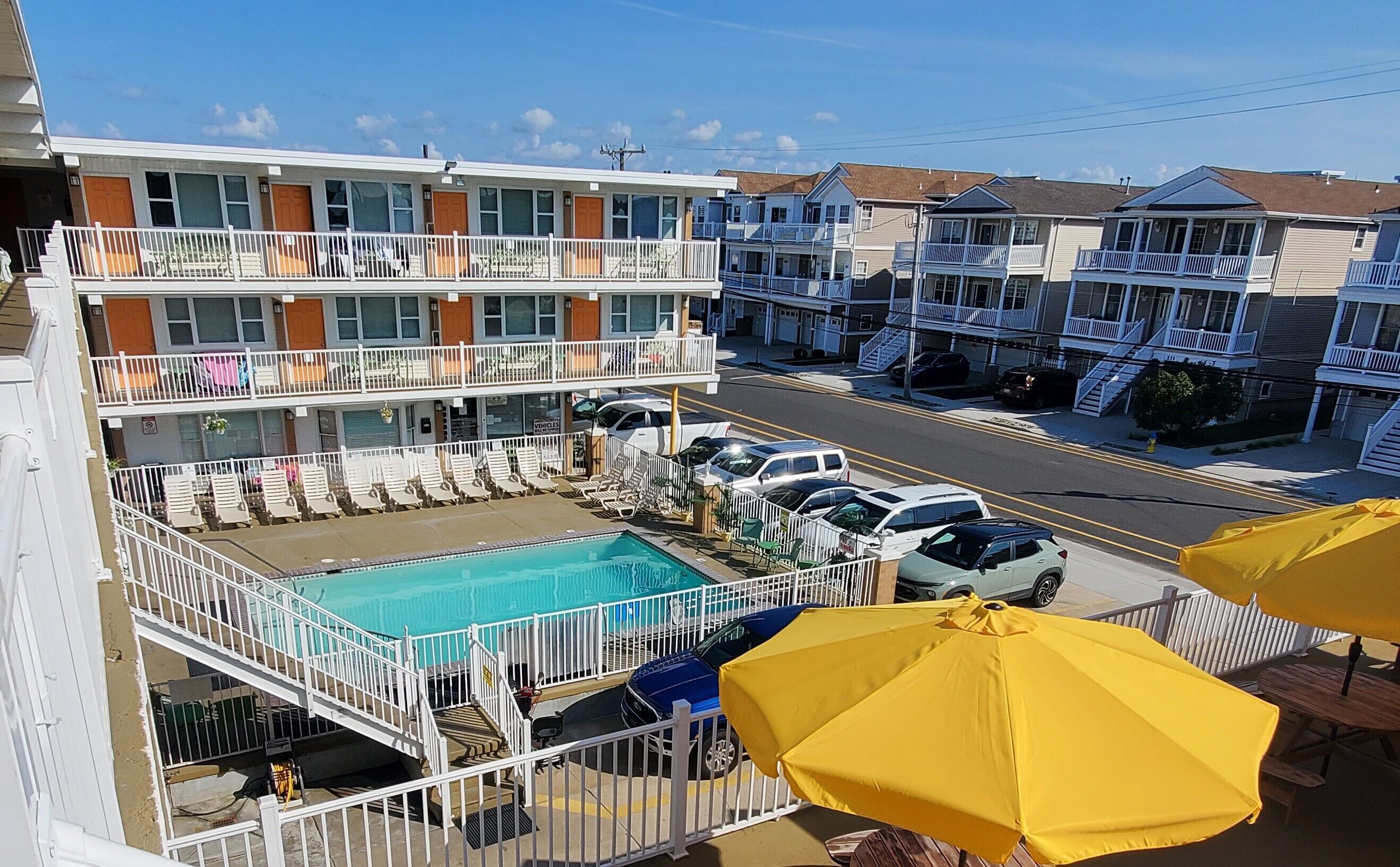 Una piscina al aire libre, sillones reclinables de piscina