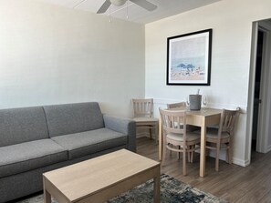 Suite Deluks | Seprai premium, bantalan ekstra lembut, dan didekorasi berbeda-beda