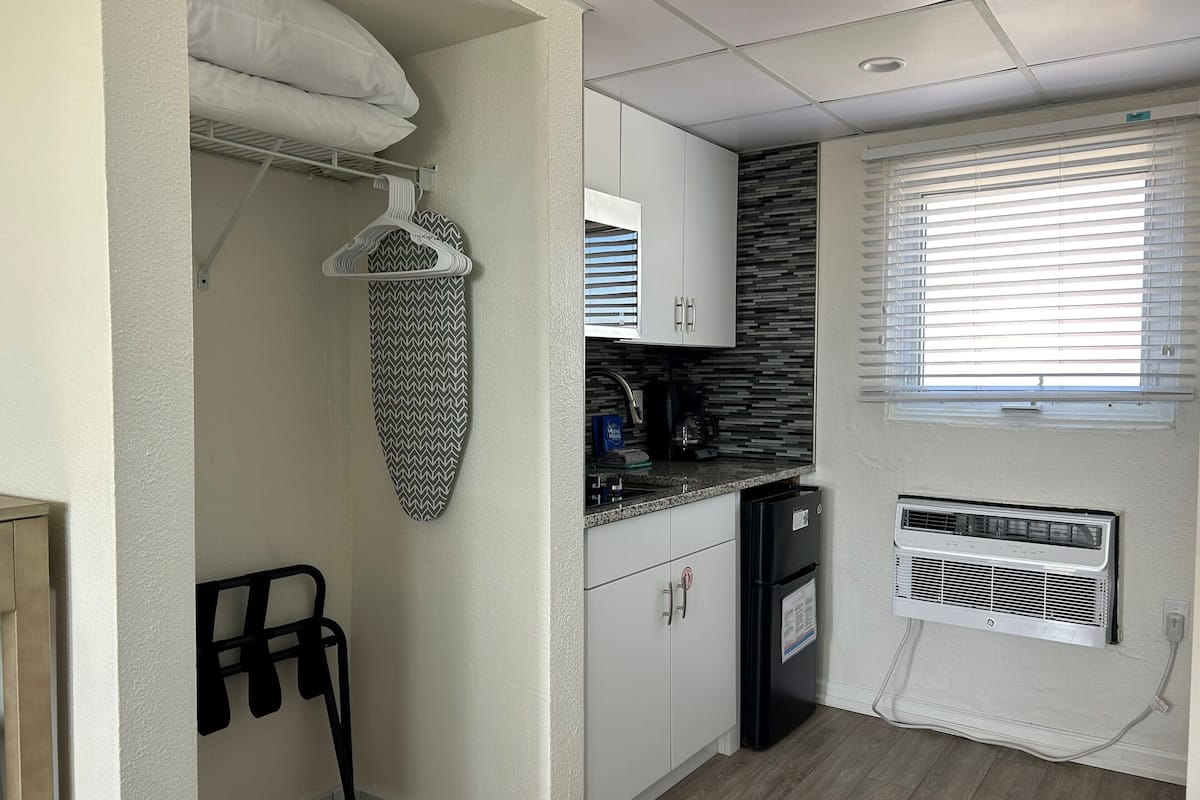 deluxe studio | private kitchen | microwave, stovetop, coffee/tea maker, toaster