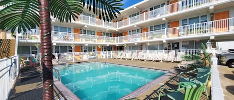 Kolam renang terbuka, kerusi lepak pantai