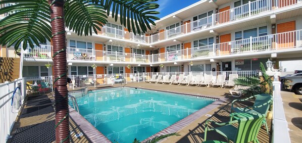 حمّام سباحة خارجي، مقاعد للتشمس