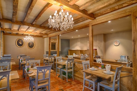 Desayuno buffet diario (EUR 20 por persona). Hotel Biskajer by CW Hotel Collection