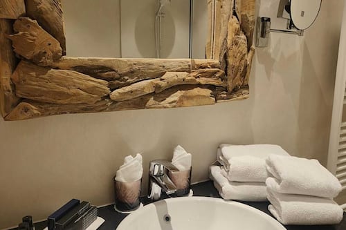 Doppia Basic | Bagno | Set di cortesia firmato, asciugacapelli, pantofole, asciugamani