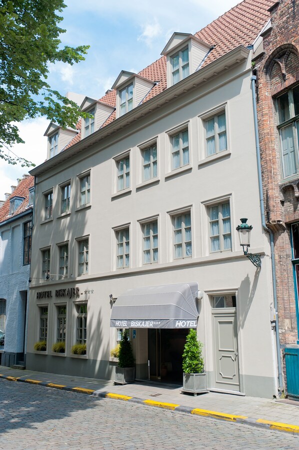 A hotel with a classic facade, multiple windows, and a prominent entrance. - Hotel Biskajer by CW Hotel Collection (Bruges)