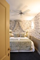 Budget Room | Frigobar, cofres nos quartos, escrivaninha, cortinas blackout