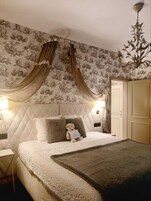 Basic Double Room | Minibar, in-room safe, desk, blackout drapes