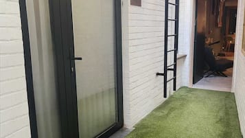 Habitación básica doble | Minibar, caja fuerte, escritorio y cortinas opacas