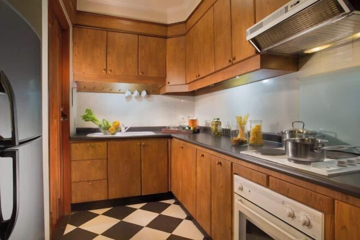 Private kitchen | Full-sized fridge, electric kettle, cookware/dishes/utensils