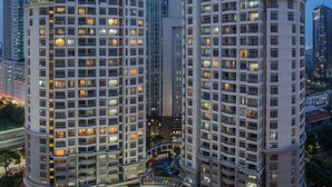 Een hoog hotel met meerdere verdiepingen, balkons en een centrale binnenplaats.