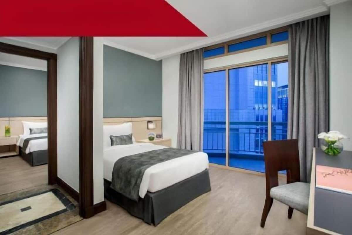 2 bedrooms, premium bedding, in-room safe, desk