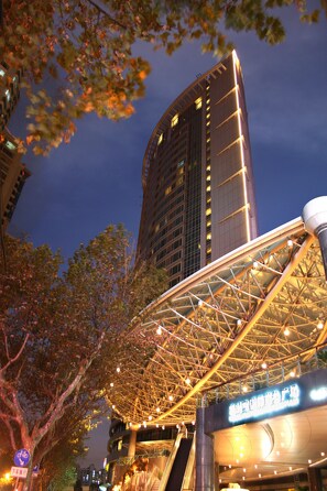 Depan hartanah - siang/malam