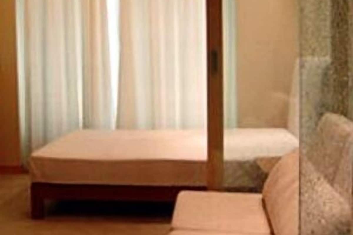 Economy Room | Desk, soundproofing, Internet