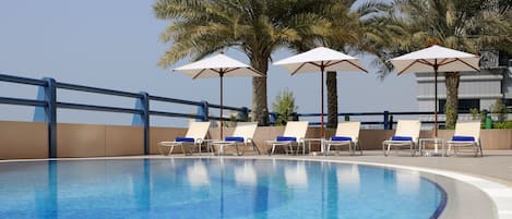 Piscine extérieure, parasols de plage, chaises longues