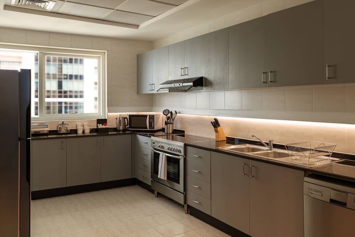 Fridge, microwave, dishwasher, coffee/tea maker
