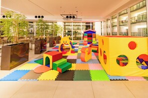 A play area with colorful foam blocks and a yellow playhouse. - Grand Oca Maragogi (Maragogi)