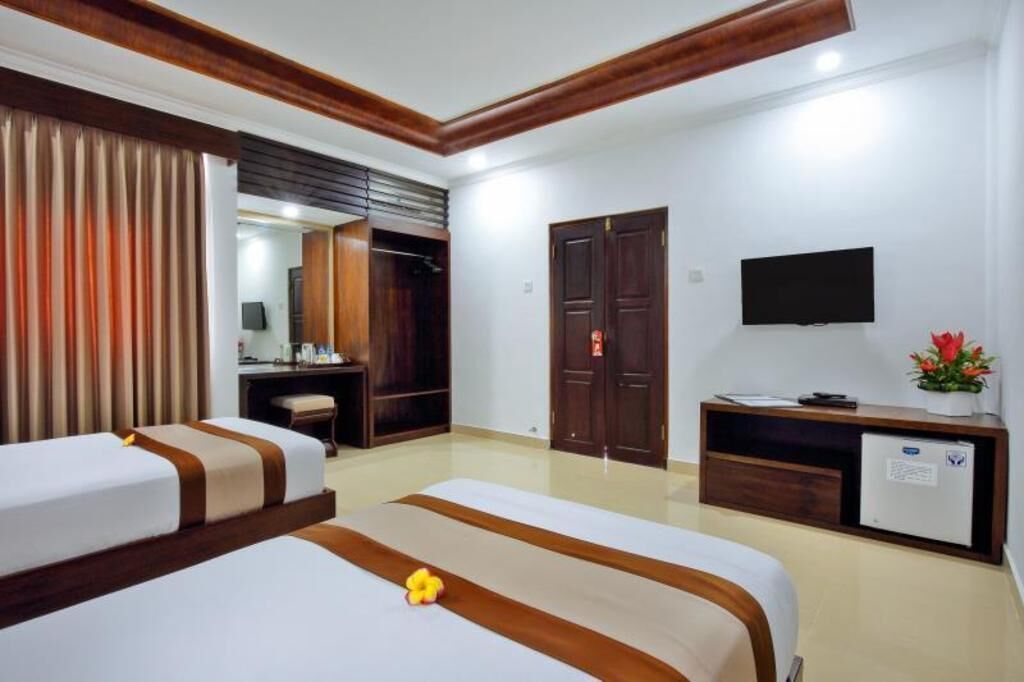 Meja kerja, tirai kedap cahaya, dan tempat tidur lipat/tambahan